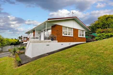 Photo of property in 2 Hilling Street, Titirangi, Auckland, 0604