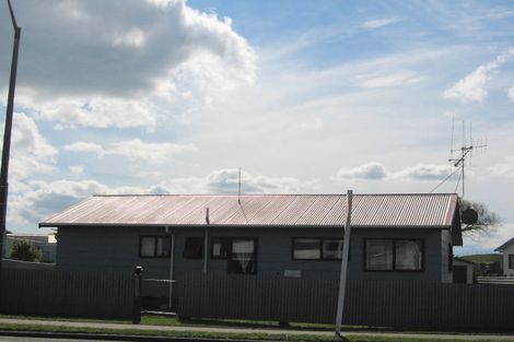 Photo of property in 4 Cross Street, Castlecliff, Whanganui, 4501