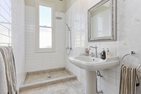 Photo of property in 60 Princes Street, Northcote Point, Auckland, 0627