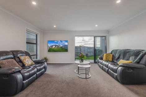 Photo of property in 90 Johnstone Drive, Fitzherbert, Palmerston North, 4410