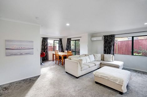 Photo of property in 17 Glenveagh Park Drive, Weymouth, Auckland, 2103