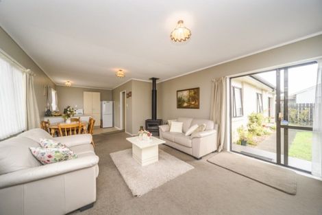 Photo of property in 28 Chatsworth Place, Highbury, Palmerston North, 4412