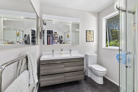 Photo of property in 15 Somerville Terrace, Tawa, Wellington, 5028