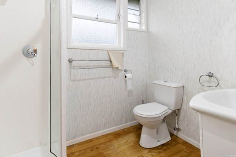 Photo of property in 8 Normanton Street, Glenfield, Auckland, 0629