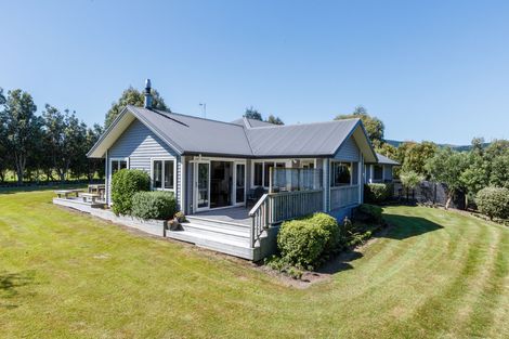 Photo of property in 35 Oram Drive, Turitea, Palmerston North, 4472