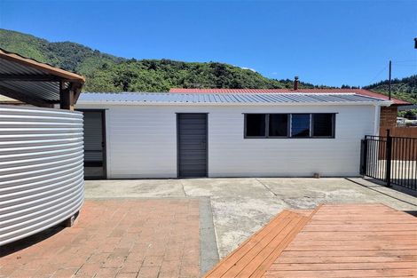 Photo of property in 21 Oxford Street, Picton, 7220