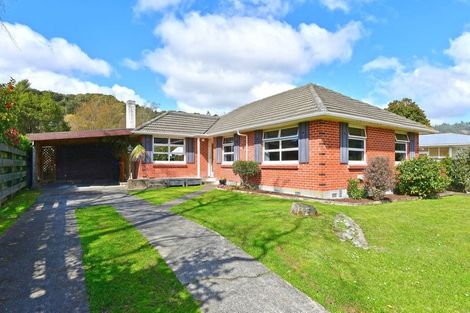 Photo of property in 5 Deller Grove, Silverstream, Upper Hutt, 5019