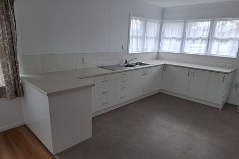 Photo of property in 28 Plumley Crescent, Mangere, Auckland, 2022