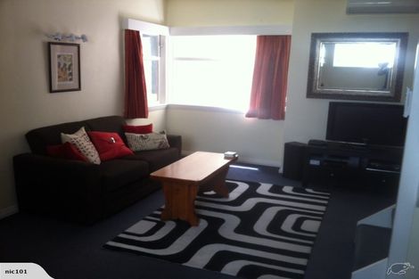 Photo of property in 82 Oriental Parade, Oriental Bay, Wellington, 6011