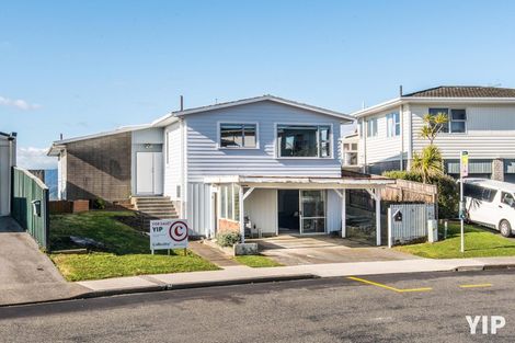 Photo of property in 44 Somes Crescent, Newlands, Wellington, 6037