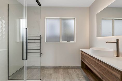 Photo of property in 2/2 Rook Place, Unsworth Heights, Auckland, 0632