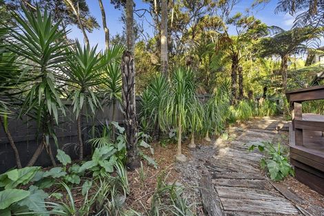 Photo of property in 28 Tyrico Close, Unsworth Heights, Auckland, 0632