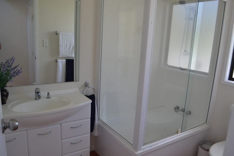 Photo of property in 52 Meadowood Drive, Unsworth Heights, Auckland, 0632