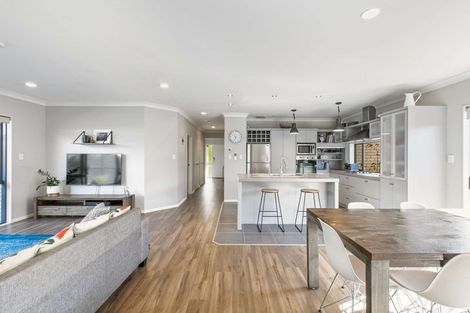 Photo of property in 56 Stranraer Crescent, Wattle Downs, Auckland, 2103