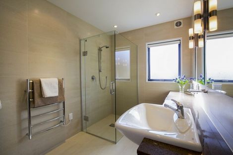 Photo of property in 5 Milward Place, Kelvin Heights, Queenstown, 9300