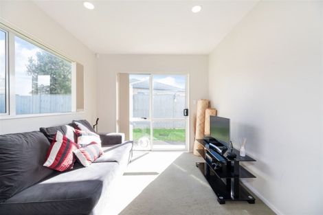 Photo of property in 8 Riverglade Parkway, Te Atatu South, Auckland, 0610