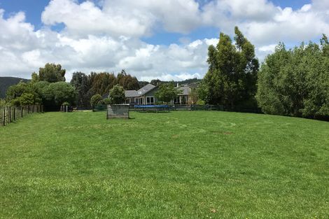 Photo of property in 35 Oram Drive, Turitea, Palmerston North, 4472