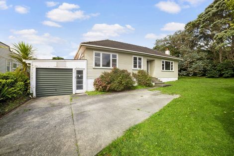 Photo of property in 4 Bracken Road, Newlands, Wellington, 6037
