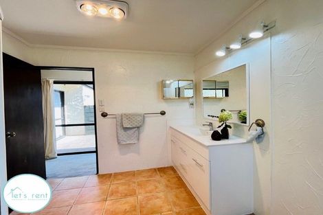 Photo of property in 11 Walter Strevens Drive, Conifer Grove, Takanini, 2112