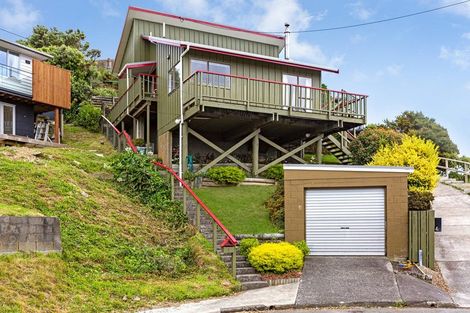 Photo of property in 4 Karoro Place, Paremata, Porirua, 5024