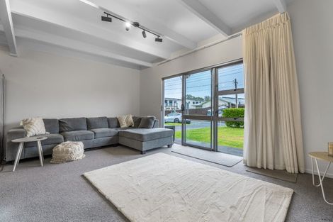 Photo of property in 1/2 Edwards Avenue, Henderson, Auckland, 0610