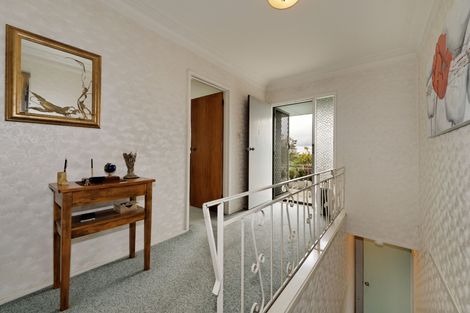 Photo of property in 2 Hilling Street, Titirangi, Auckland, 0604