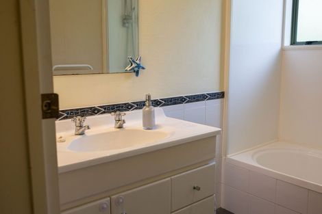 Photo of property in 9 Amokura Street, Waikanae, 5036