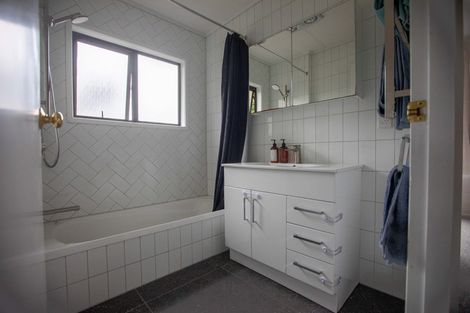 Photo of property in 2/21 Tahu Crescent, Sunnynook, Auckland, 0620