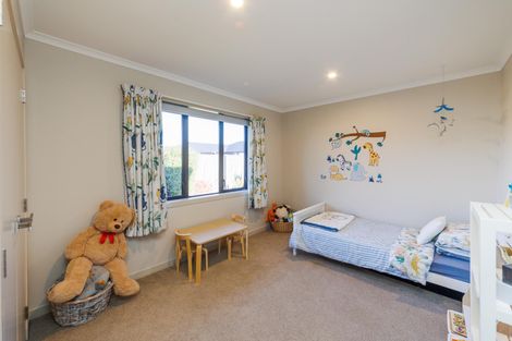 Photo of property in 34 Cyprus Place, Fitzherbert, Palmerston North, 4410