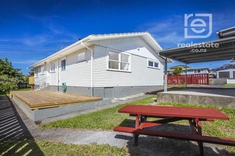 Photo of property in 90 Divich Avenue, Te Atatu South, Auckland, 0602