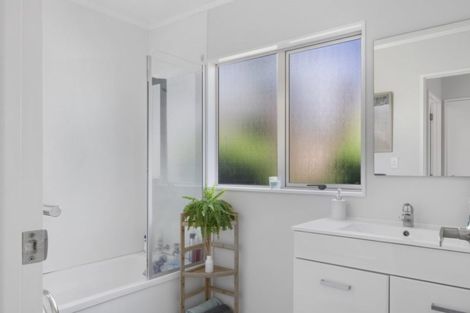 Photo of property in 2/7 Kopu Place, Clendon Park, Auckland, 2103