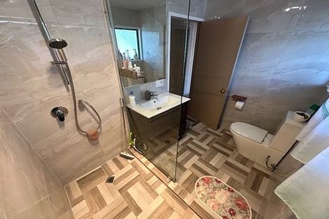 Photo of property in 1/4 Westpark Drive, West Harbour, Auckland, 0618