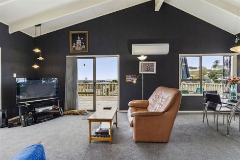 Photo of property in 1/15 Gwenand Place, Botany Downs, Auckland, 2010