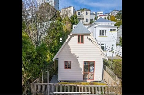 Photo of property in 8 Alameda Terrace, Aro Valley, Wellington, 6021