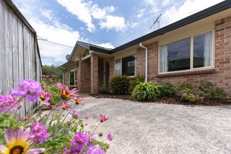 Photo of property in 1b Kereru Bend, Tawa, Wellington, 5028