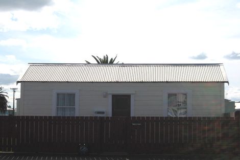 Photo of property in 2 Cross Street, Castlecliff, Whanganui, 4501