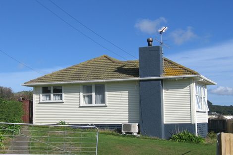 Photo of property in 4 Dumont Place, Cannons Creek, Porirua, 5024