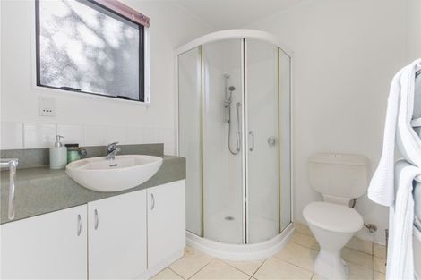 Photo of property in 17 Mandeville Place, Unsworth Heights, Auckland, 0632