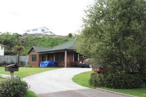 Photo of property in 32 Capricorn Place, Kawaha Point, Rotorua, 3010