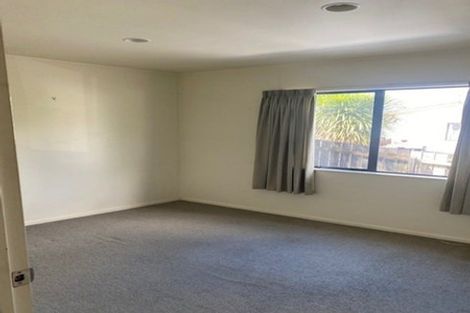 Photo of property in 3a Louise Place, West Harbour, Auckland, 0618
