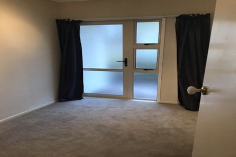 Photo of property in 58 Chivalry Road, Glenfield, Auckland, 0629