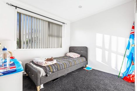 Photo of property in 28 Vina Place, Massey, Auckland, 0614