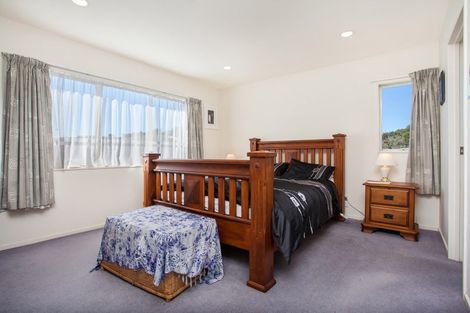 Photo of property in 6 Cayman Place, Unsworth Heights, Auckland, 0632