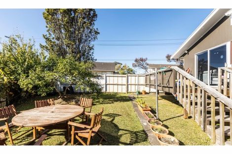 Photo of property in 2/309 Wairau Road, Totara Vale, Auckland, 0627