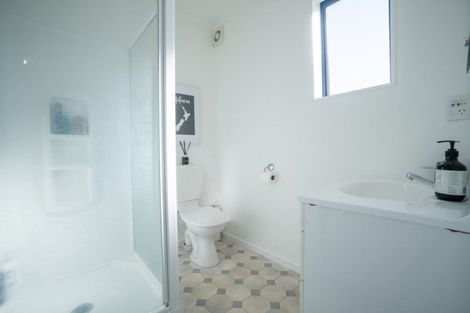 Photo of property in 8 Logan Place, Kelvin Grove, Palmerston North, 4414