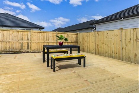 Photo of property in 60 Schoolside Road, Kumeu, 0810