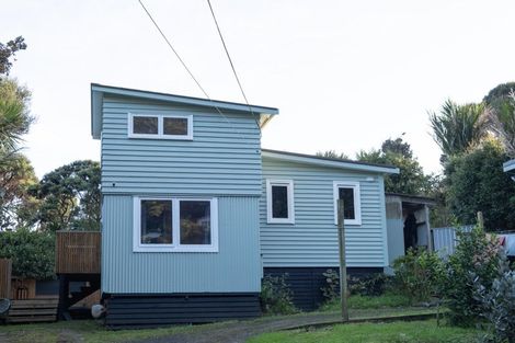 Photo of property in 132 Seaview Road, Piha, New Lynn, 0772