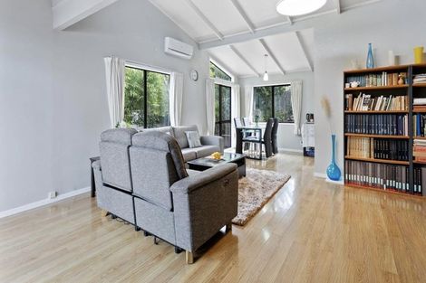 Photo of property in 30 Mannering Place, Hillcrest, Auckland, 0627