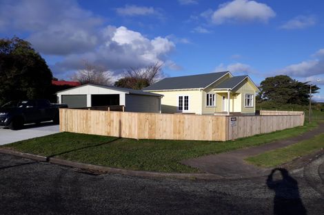 Photo of property in 1 Frood Street, Bulls, 4818