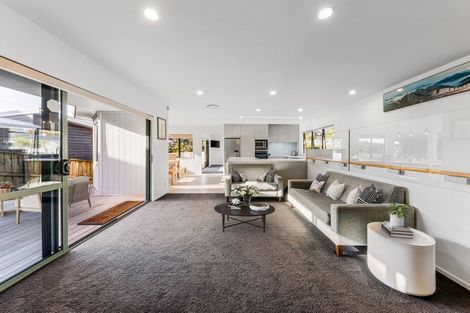 Photo of property in 184b Whangaparaoa Road, Red Beach, 0932